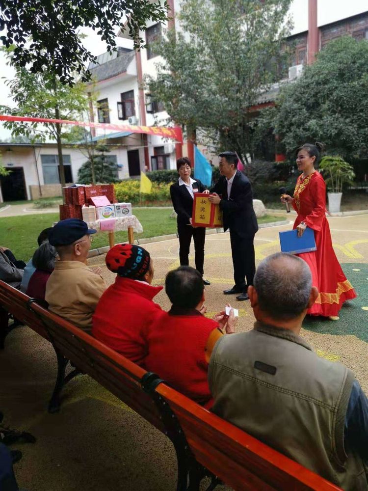 載歌載舞、評優(yōu)頒獎、現場(chǎng)抽獎。